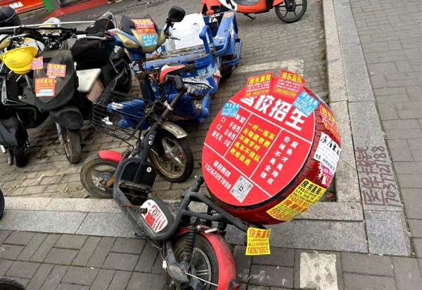 im电竞·(中国)官方网站“僵尸车”摇身一变成了“广告车”(图2)